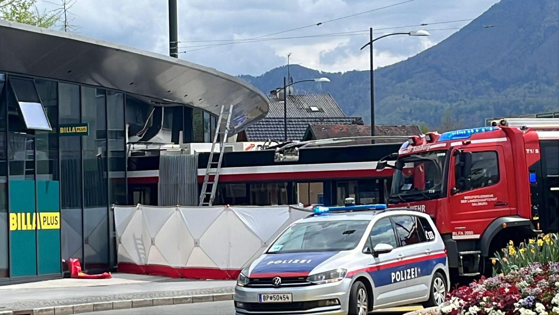 Bus kracht in Salzburg in Supermarkt: ein Toter, viele Verletzte