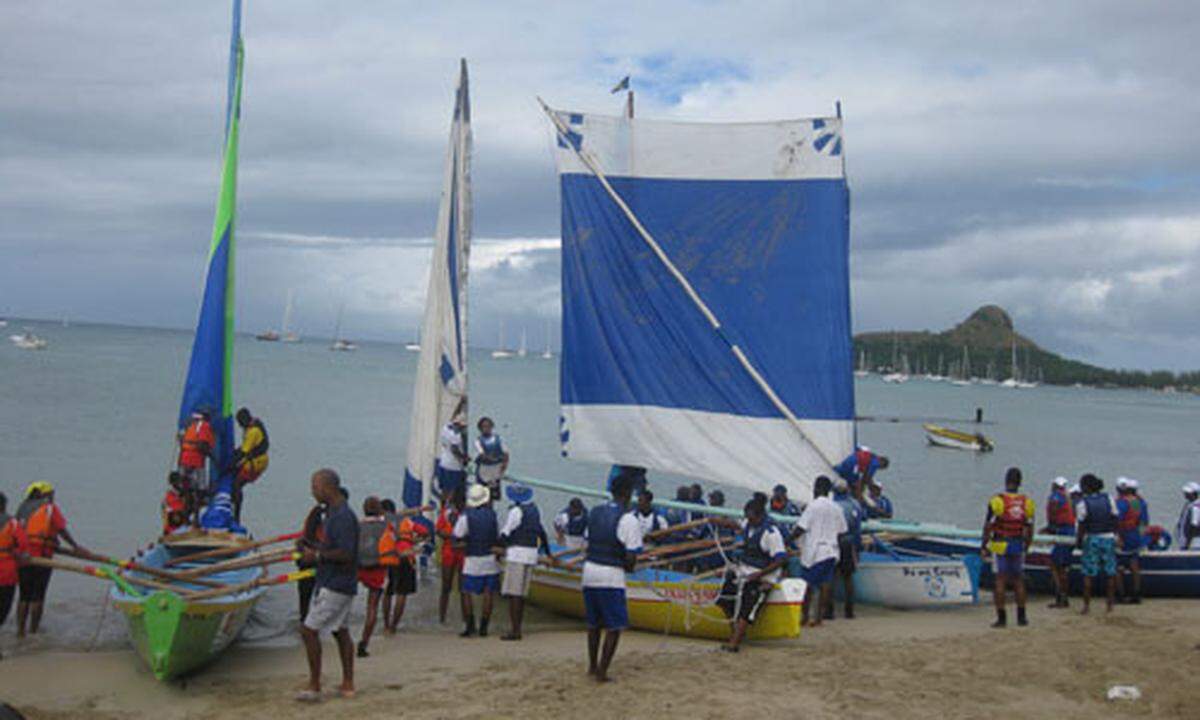Andersrum und mit reiner Segel- und Muskelkraft wird ebenfalls Schiff gefahren, von St. Lucia nach Martinique, einmal pro Jahr beim historischen Bootrennen.
