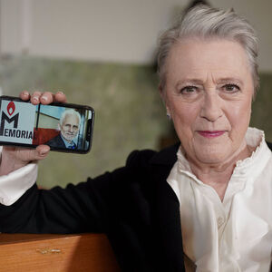 Berit Reiss-Andersen, Chefin des Nobelpreiskomitees, mit einem Bild von Ales Bjaljatski und dem Logo der NGO Memorial.