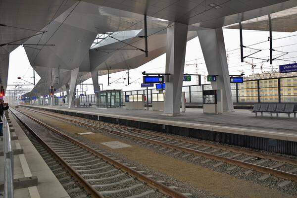 Das südlichste Gleis im Bahnhof wird das Güterverkehrgleis - im Bild ganz bei der Lärmschutzwand aus Glas zu erahnen. Es ist ein reines Durchzugsgleis ohne Bahnsteiganschluss.