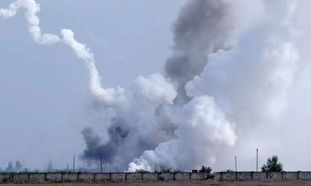 Rauch über einem Munitionslager auf der Krim, aufgenommen am 16. August.