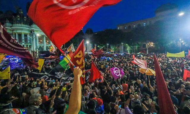 In Rio de Janeiro gingen Tausende Menschen auf die Straße - als eine Art Gegenbewegung zu den Krawallen in Brasilia.