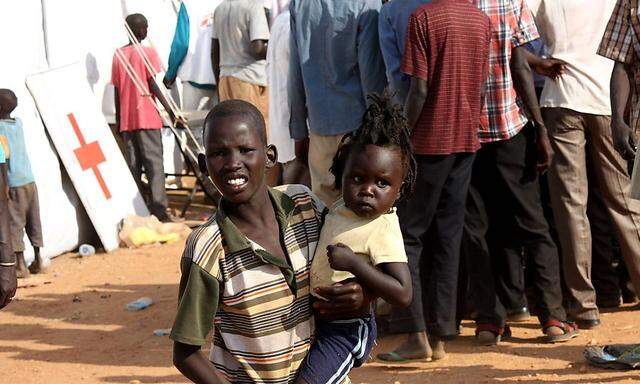 Die Lage im Südsudan wird zunehmend bedrohlicher. Tausende Menschen suchen nach UN-Angaben inzwischen Zuflucht in Lagern der Vereinten Nationen.