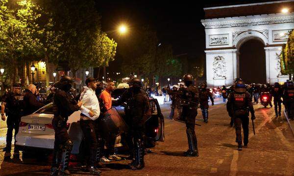 Randalierer werden in der Nacht auf Sonntag vor dem Triumphbogen in Paris festgenommen.