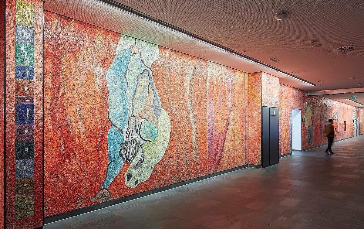 Schon seit 1985 besteht das farbkräftige, große Wandmosaik von Hubert Schmalix im Hörsaaltrakt der Universität Innsbruck. Umbauarbeiten im Jahr 2018 machten eine Adaptierung notwendig, die im Auftrag der Universität und in Zusammenarbeit zwischen Architekt und Künstler erfolgte. 