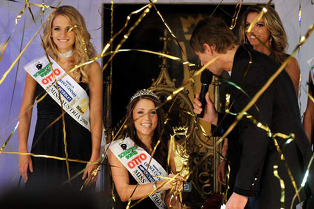 Die "Miss Austria" 2009 (Mitte) verwies wie schon am Vorabend bei der Wahl zur "Miss Elegance" die Linzerin Konstanze Heis (18) (links)und die Wienerin Dejana Varadin (22) (rechts) auf die Plätze.