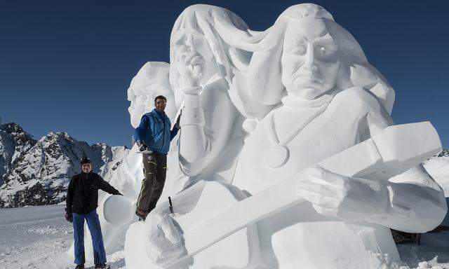 Viereinhalb Tage hat Ivo Piazza (rechts) gebraucht, um aus einem Haufen Schnee Tina Turner und zwei Musiker zu machen.