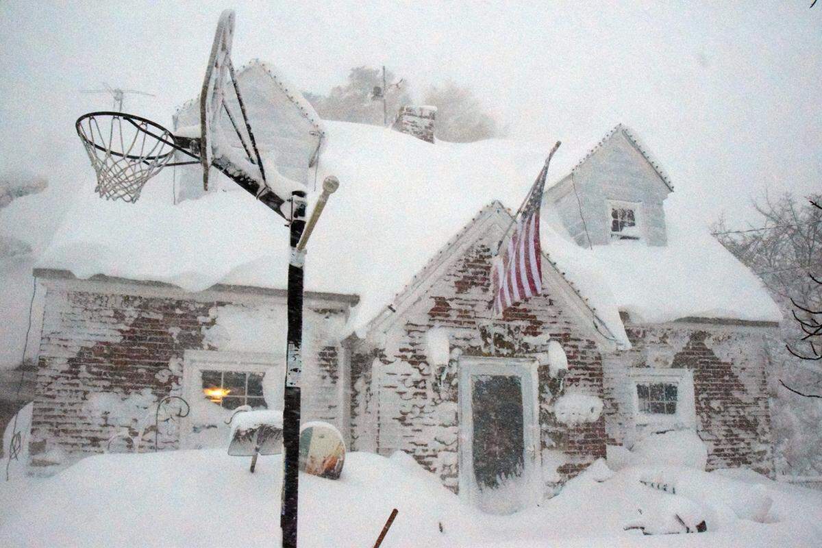 In der Hälfte der Bundesstaaten lag Schnee. In North Carolina blieben einige Schulen geschlossen. Der Nationale Wetterdienst sprach von "beeindruckenden Schneefällen". In Buffalo wurde innerhalb von drei Tagen Schnee in Höhe von 1,80 Metern erwartet.