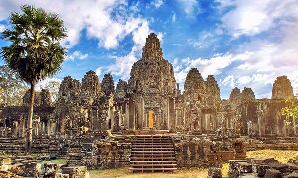 Angkor in Kambodscha ist eine der bedeutendsten archäologischen Stätten Südostasiens. Der Tempel Bayon, einst das Zentrum der Khmer-Hauptstadt Angkor Thom verschmilzt mit dem Dschungel. Die einstige Metropole beherbergte mehr als eine Million Menschen.