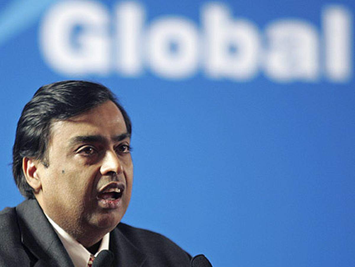 Der Inder ist Vorstandsvorsitzender der Petrochemiefirma Reliance Industries und der Reliance - Anil Dhirubhai Ambani Group. Er besitzt laut "Forbes" 29 Milliarden Dollar, das ist eine ziemliche Steigerung gegen die 19,5 Milliarden Dollar, die er noch im Vorjahr hatte.