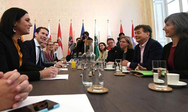 ÖVP-Chef Sebastian Kurz (2. von links) führte mit seinem Team das zweite Sondierungsgespräch mit Grünen-Chef Werner Kogler (2. von rechts) und seinen Co-Verhandlern.