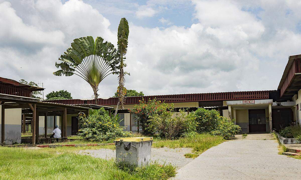 Albert Schweitzer gründete 1913 das Urwaldspital in Lambaréné, einer kleinen Stadt sehr nahe am Äquator. Mehrmals wurde das Krankenhaus um- beziehungsweise ausgebaut und entwickelte sich zu einer ganzen Siedlung, in der mehrere hundert Patienten stationär behandelt werden. Täglich konnten viele Menschen, die viele Kilometer Fußmarsch auf sich genommen hatten, hier ambulant versorgt werden. Heute wird das Spital von einer Stiftung geleitet.