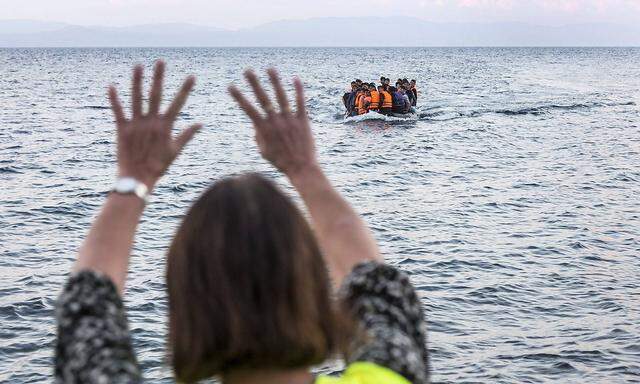 Migranten erreichen die griechische Insel Lesbos. 