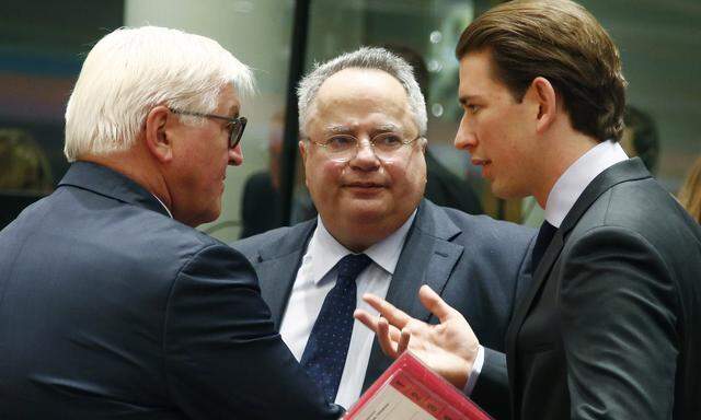 Außenminister Kurz (r.) diskutiert mit Deutschlands Außenminister Steinmeier (l.), der zuvor den OSZE-Vorsitz innehatte, und mit Griechenlands Außenminister Kotzias (Mitte).