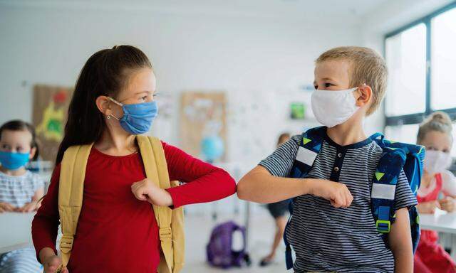 Viele Eltern wollen ihren Kindern die regelmäßigen Tests auf das Coronavirus „nicht antun“ und melden sie deswegen von den Schulen ab. (Symbolbild) 