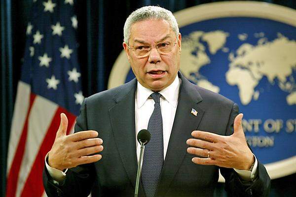 Der damalige US-Außenminister Colin Powell versucht im UNO-Sicherheitsrat anhand von Satellitenaufnahmen und Tonbandmitschnitten nachzuweisen, dass Bagdad nach Massenvernichtungswaffen strebt, Verbindungen zu Terrororganisationen unterhält und die UNO-Waffenkontrolleure systematisch hinters Licht führt.Jahre später wird er seine Aussagen in einem Interview bedauern.