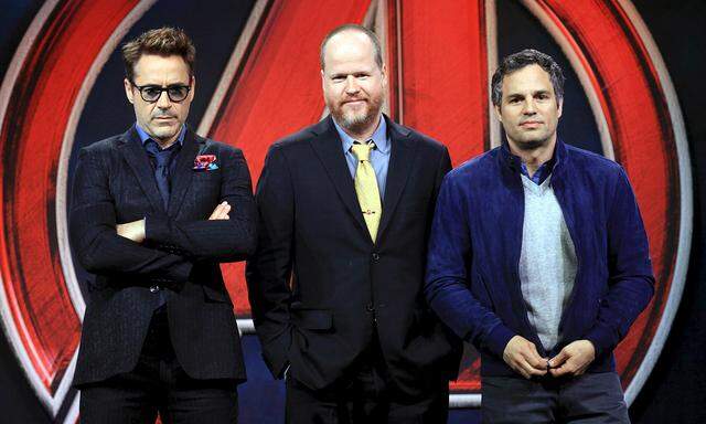 Joss Whedon mit Robert Downey Jr. (links) und Mark Ruffalo bei einer Pressekonferenz zu "Avengers: Age of Ultron" in Peking
