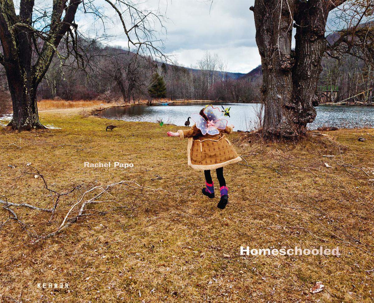 In dem Bildband „Homeschooled“ (Kehrer Verlag) zeichnet sie ein Porträt der US-amerikanischen Homeschooling-Bewegung.