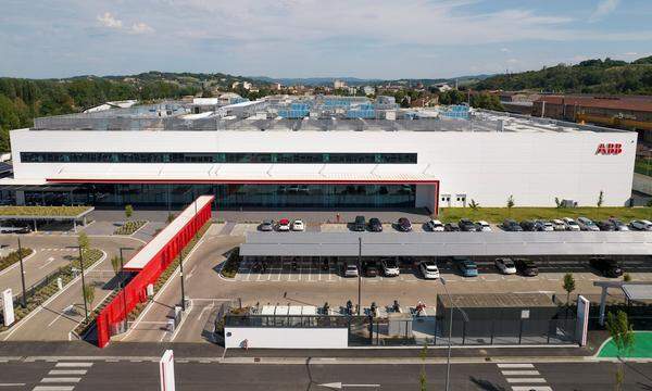 In Valdarno eröffnete ABB ein neues, 16.000 Quadratmeter großes Kompetenzzentrum für Elektromobiliät.