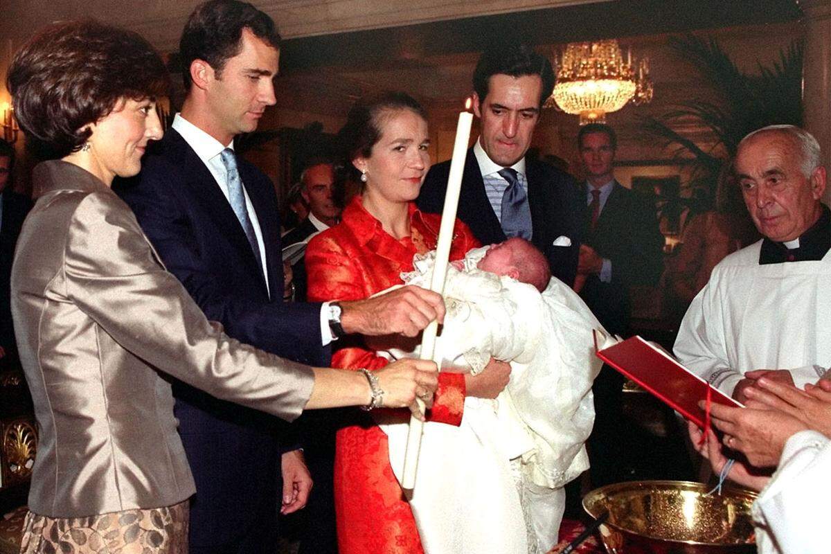 Spaniens Prinzessin Elena mit ihrer neugeborenen Tochter Victoria Federica im Jahr 2000.