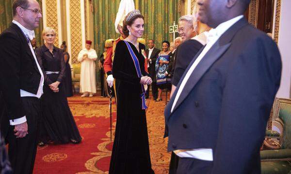 Zum Empfang des diplomatischen Corps im Buckingham Palace führte Herzogin Catherine eines ihrer Lieblingsschmuckstücke aus, die "Cambridge Lover's Knot Tiara". Die Samtrobe darunter stammt von Alexander McQueen. 