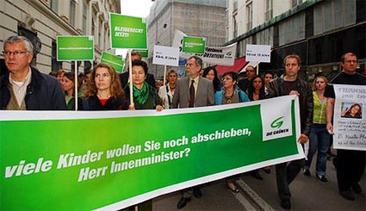 Die SPÖ, die das verschärfte Fremdenrecht 2005 mitbeschlossen hat, forderte Glawischnig auf, sich nicht nur betroffen zu zeigen, sondern sich auch für die Menschenrechte einzusetzen. Unterstützung erhielten die Grünen vor dem Innenministerium von der Hilfsorganisation "Asyl in Not".