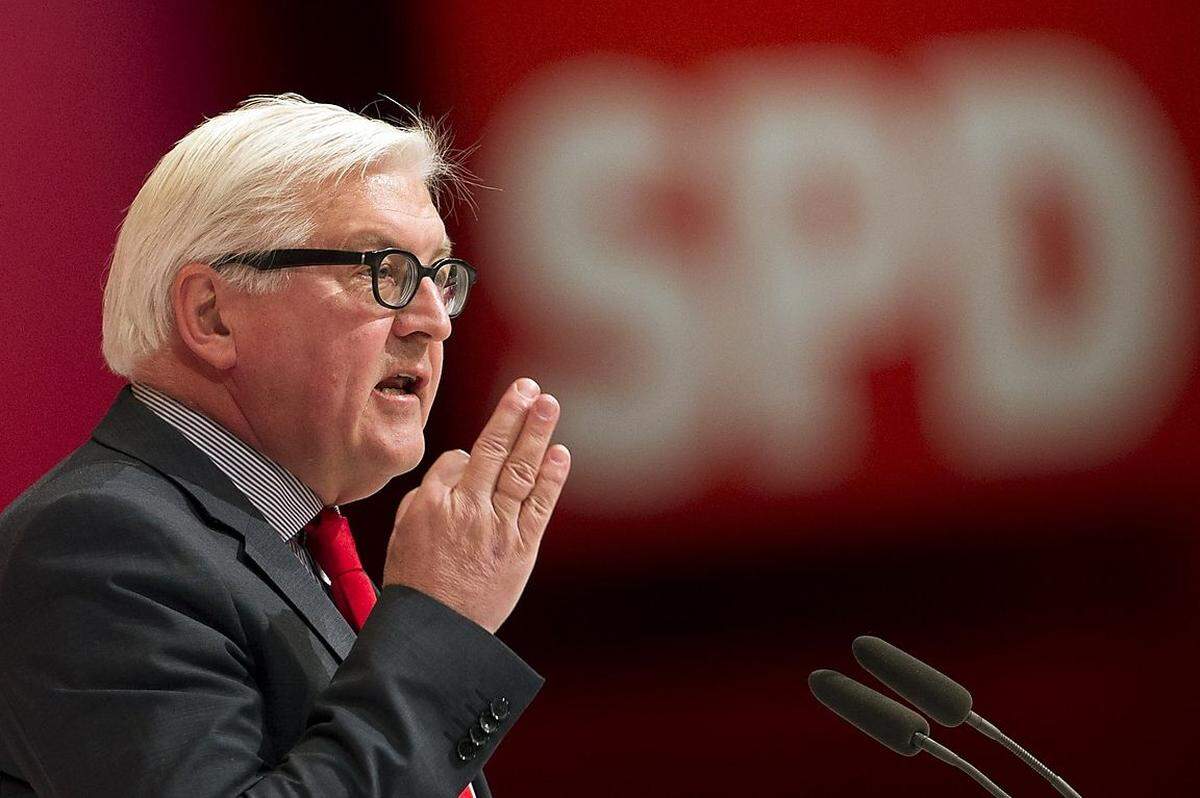 Er ist wieder da. Im Auswärtigen Amt hat man sich auf die Rückkehr von Frank-Walter Steinmeier (57, SPD) gefreut. Der Fraktionschef war schon in Merkels erster Großer Koalition 2005 bis 2009 Außenminister. Im Haus schätzte man vor allem seine Professionalität - gerade auch im Vergleich mit seinem Nachfolger bzw. Vorgänger Guido Westerwelle (FDP), der doch recht Mühe hatte, sich in dem Amt zurechtzufinden.