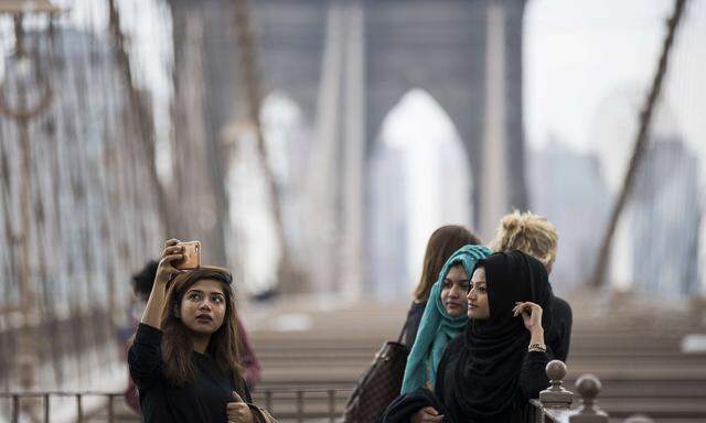 Erinnerungsfoto an der Brooklyn Bridge in New York. Der Tourismus aus dem Nahen Osten in die USA ist zurückgegangen. 