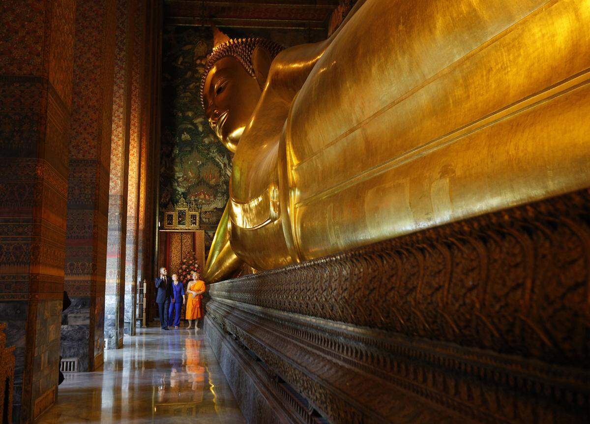 Bangkok, Thailand. Die Hauptattraktion in dem Königlichen Tempel in der historischen Altstadt von Bangkok ist die 15 Meter hohe vergoldete liegende Buddha-Statue. König Rama III. richtete im Wat Pho eine offene Universität ein, daher findet man hier bis heute 60 Steintafeln zur Lehre der traditionellen Thai-Massage.