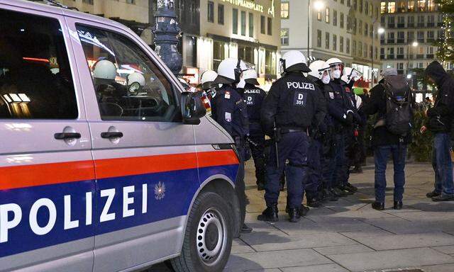 Die Polizei hat die Einhaltung der Anti-Corona-Maßnahmen durchzusetzen, wie hier bei einer Demo Ende 2021 in Wien