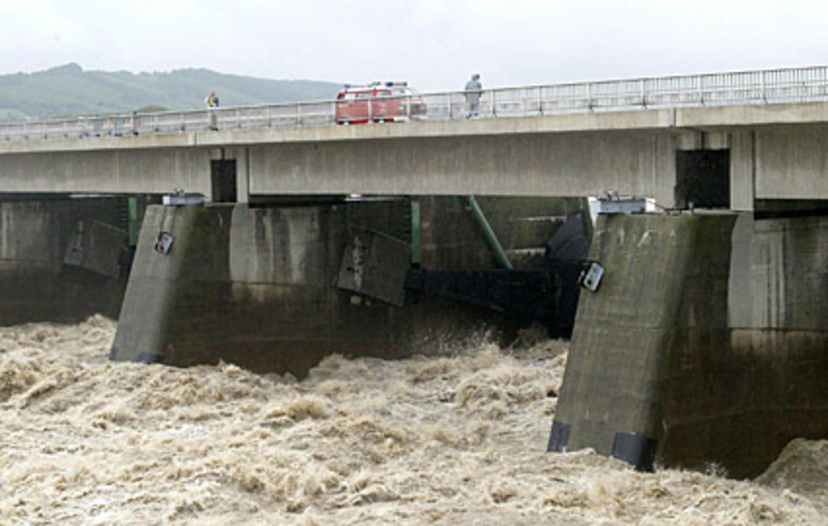 Der Pegel der Donau sank in der Nacht auf Donnerstag etwas.Im Bild: Das geöffnete Wehr bei der Einmündung der Donau ins Entlastungsgerinne bei Langenzersdorf