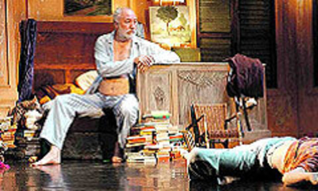 Bürgerlicher, mit Bananen gefütterter Lear: Simon Versnel als von Jungen (Bild: Samuel Lefeuvre) verdrängter Alter.