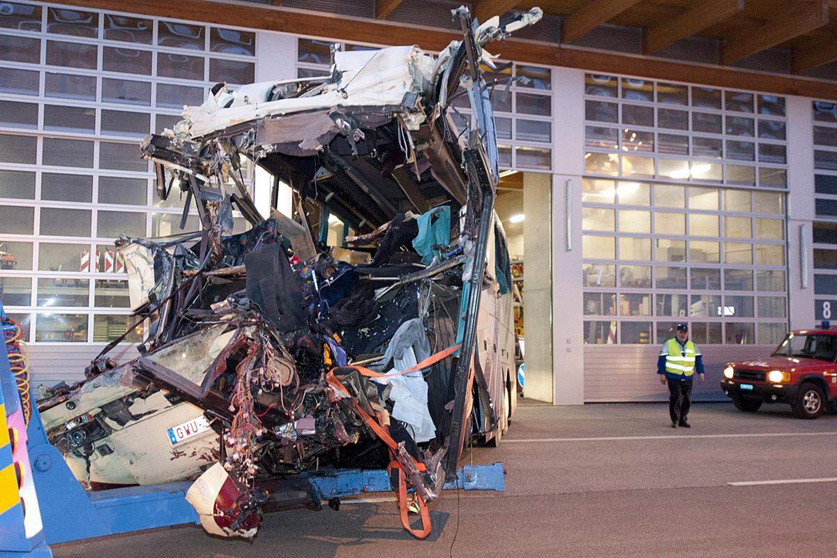 In dem Bus waren 52 Personen unterwegs. Es handelte sich dabei unter anderem um zwei Schulklassen aus Flandern.