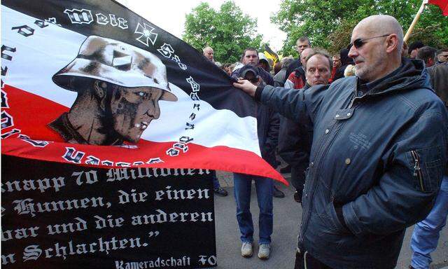 Archivbild: Host Mahler bei einer NPD-Demo in Berlin im Jahr 2005