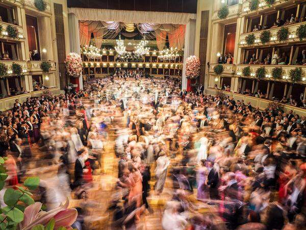 Der Geist des Wiener Opernballs feiert 2016 seine 60. Wiederauferstehung.