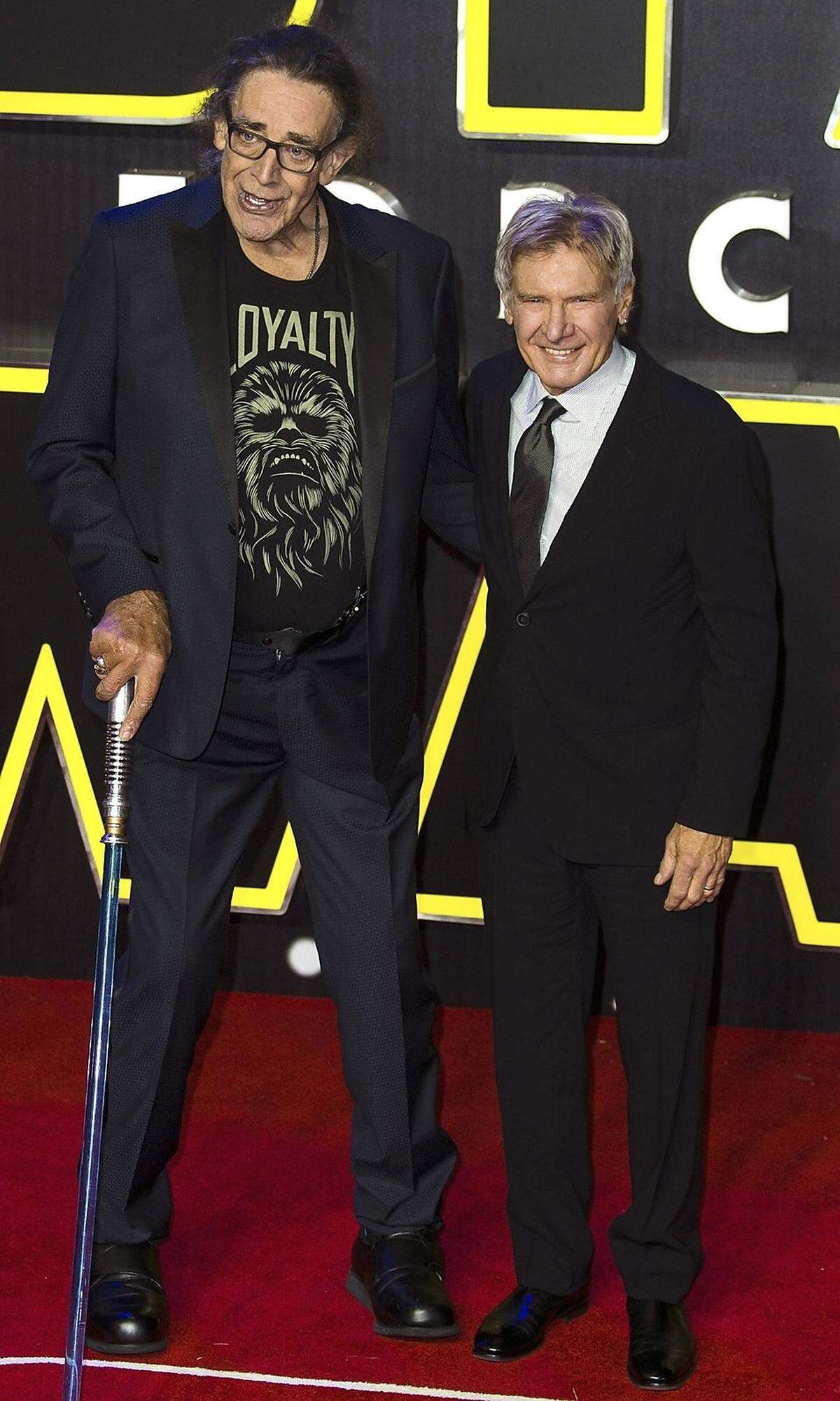 Der 2,21 m große Peter Mayhew hat die Rolle des Chewbacca in fünf Star-Wars-Filmen gespielt. Er wurde dabei vom finnischen Basketballnationalspieler Joonas Suotamo unterstützt, da Mayhew selbst im 7. Teil „Das Erwachen der Macht“ an Knieproblemen gelitten hatte.