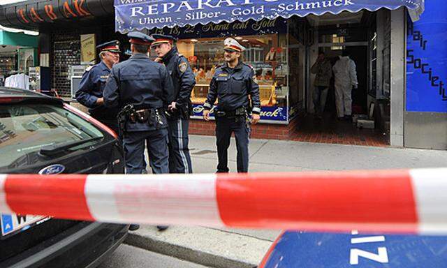 In seinem Juweliergeschäft in der Reinprechtsdorfer Straße wurde der 45-Jährige mit einem Messer attackiert.
