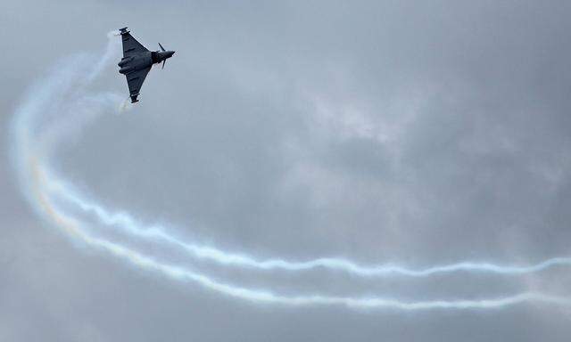 A Eurofighter Typhoon takes to the sky during the 49th International Paris Air Show at Le Bourget n