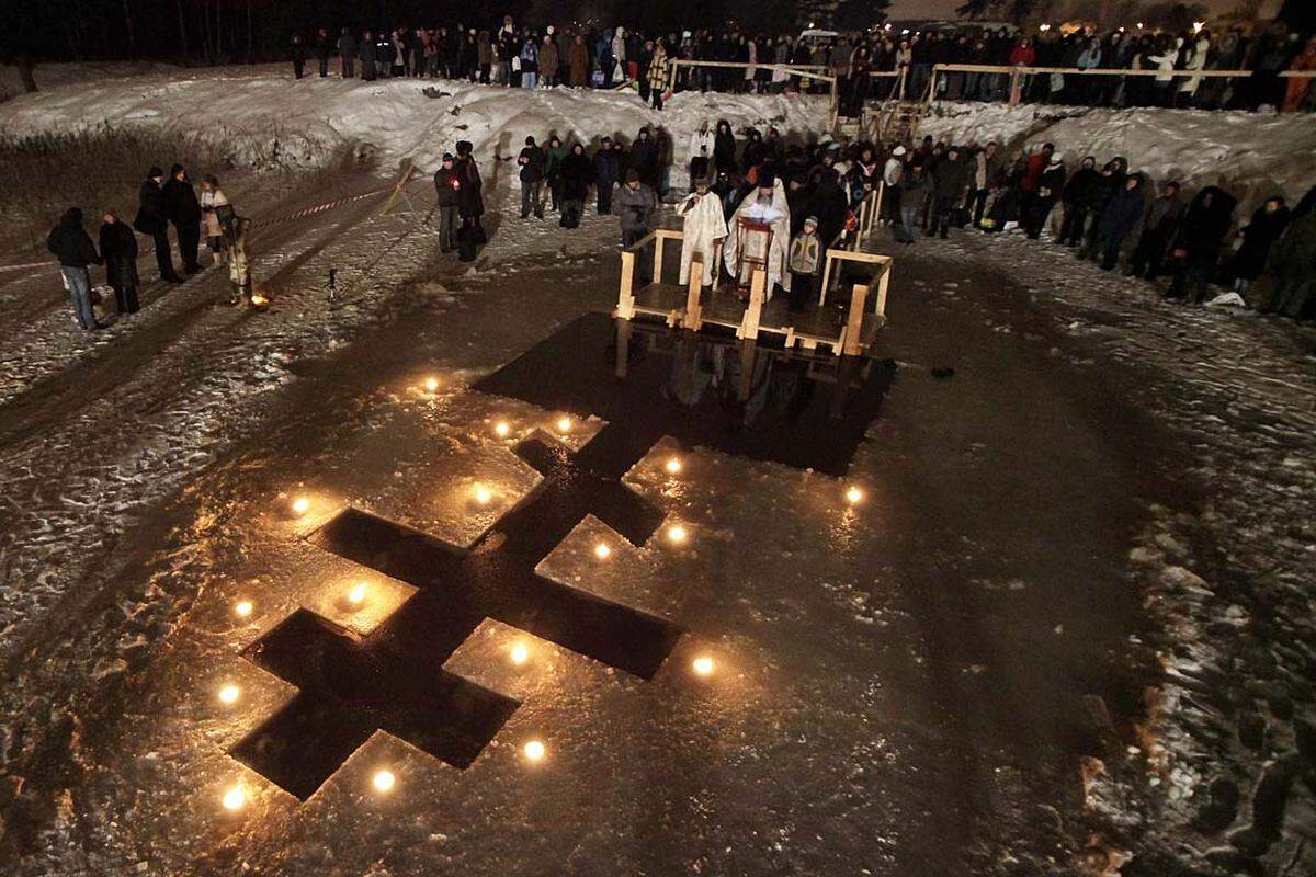 Mit einem Sprung in eisiges Wasser bitten hunderttausende Russen um Vergebung ihrer Sünden: Die Orthodoxen nehmen am Tag der Epiphanie ein Eisbad.