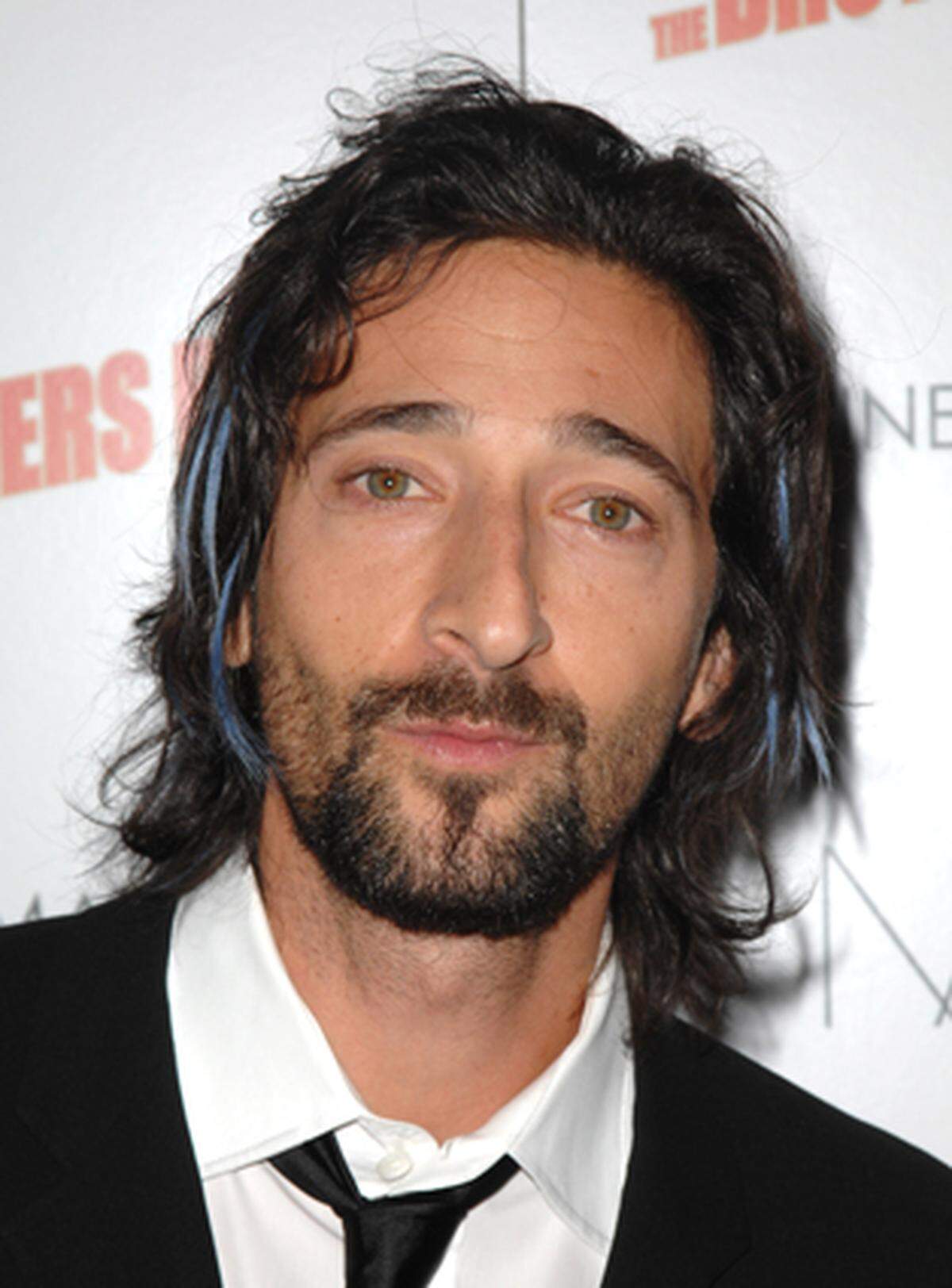 Charakterdarsteller Adrien Brody hat sein Haupthaar ein bisschen aufpeppen lassen. Neuerdings trägt er blaue Strähnen.