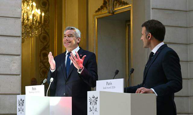 Bundeskanzler Nehammer zeigte sich bei Präsident Macron beeindruckt von der Opulenz des Élysée-Palasts. 