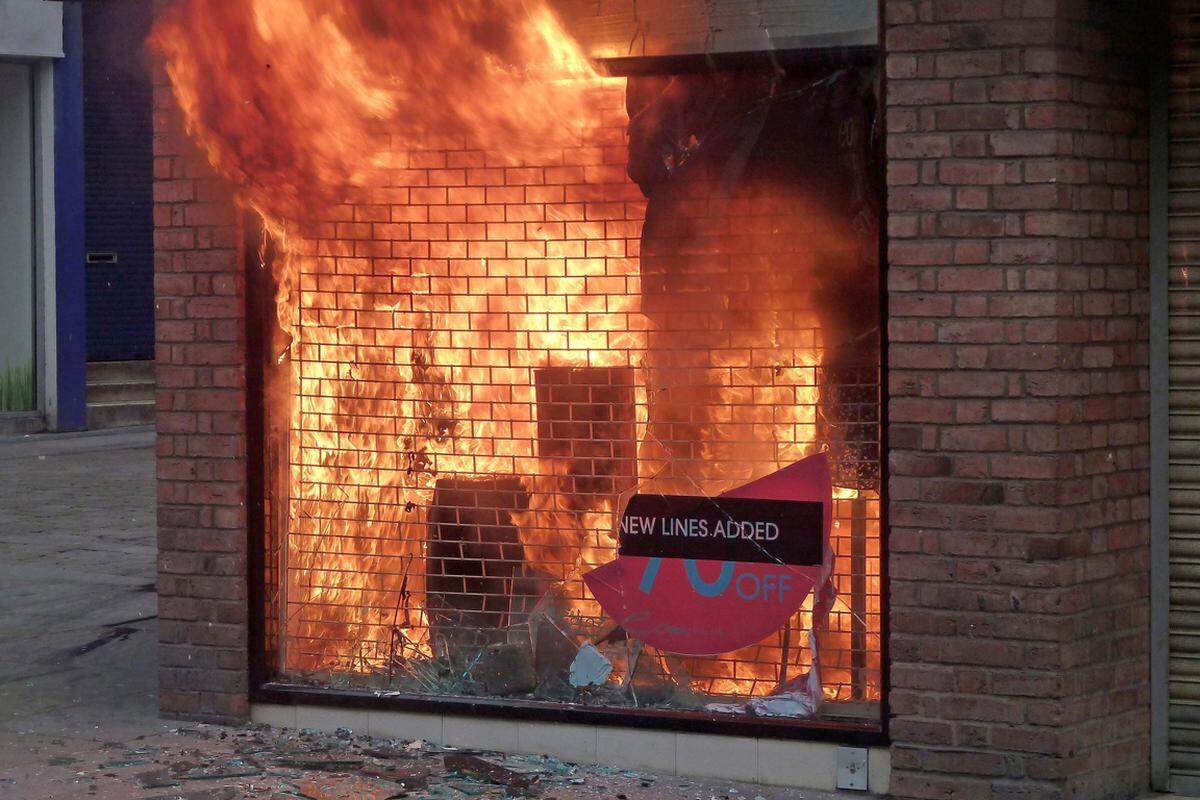 ... Manchester über, wo ein Modegeschäft in Brand gesteckt wurde.
