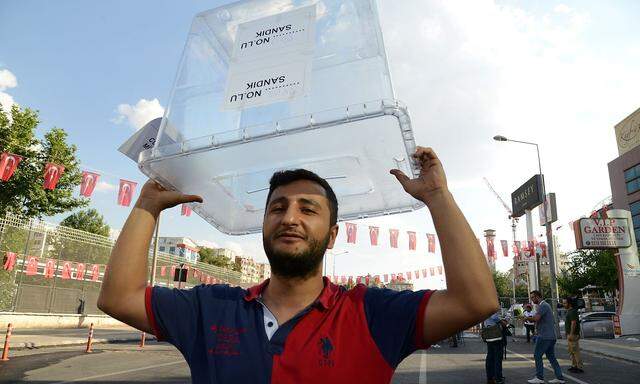 Ein Wahlhelfer mit einer leeren Wahlurne bei den den türkischen Präsidenschafts- und Parlamentswahlen.