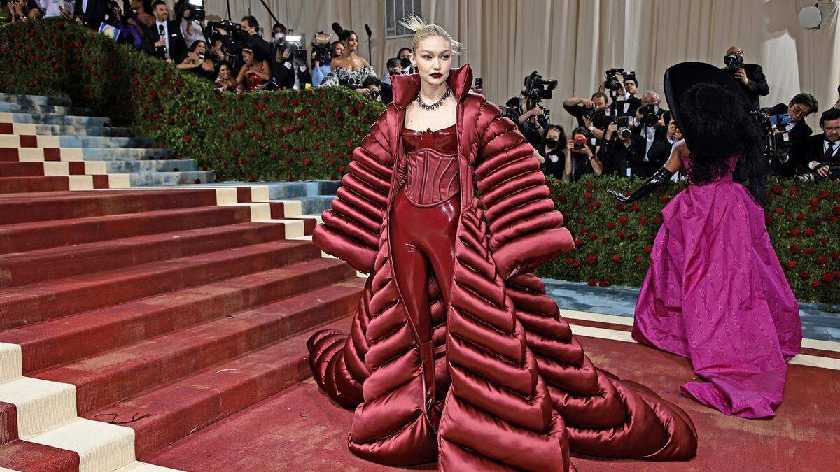 Ebenfalls mit Korsett: Das rote Versace-Outfit von Supermodel Gigi Hadid.