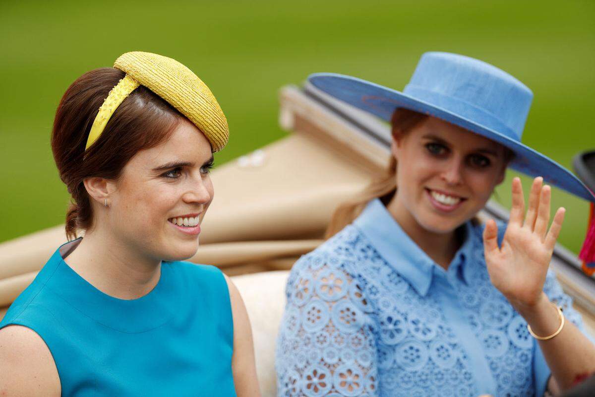 Weniger üppig fielen die Kopfbedeckungen bei Prinzessin Eugenie und Prinzessin Beatrice von York aus. Aber auch sie hielten sich an den inoffiziellen "blauen" Dresscode.