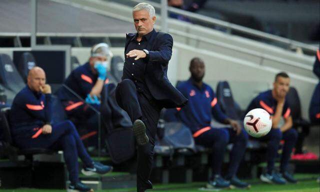 José Mourinho ist bei Tottenham am Ball. Wie der portugiesische Manager wohl am Donnerstag gegen Lask spielen lassen wird? 