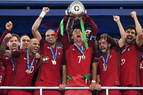 Für die offizielle Zeremonie erhielt Ronaldo von Nani die Kapitänsbinde zurück und durfte somit als Erster den silbernen EM-Pokal in Händen halten.