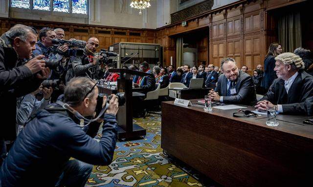 Auftakt zu den Anhörungen in Den Haag: Im Blickpunkt des Medieninteresses waren die Verteidiger Israels, die aber erst am Freitag zu Wort kommen. 