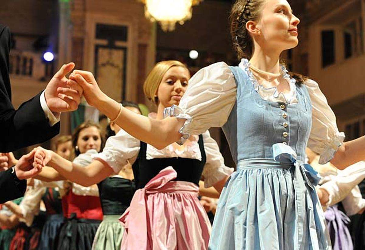 Geht man nach dem Promifaktor des Jägerballs, könnte Sallaberger allerdings Recht haben, denn nicht wenig Prominenz tanzte im "Jäger-Kostüm" durch die Säle der Hofburg.