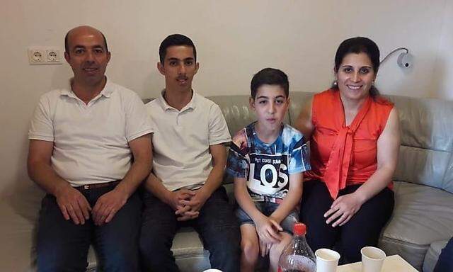 Die kurdische Familie Kaya in Österreich. Vater Tosun Kaya (links) wurde in die Türkei abgeschoben.